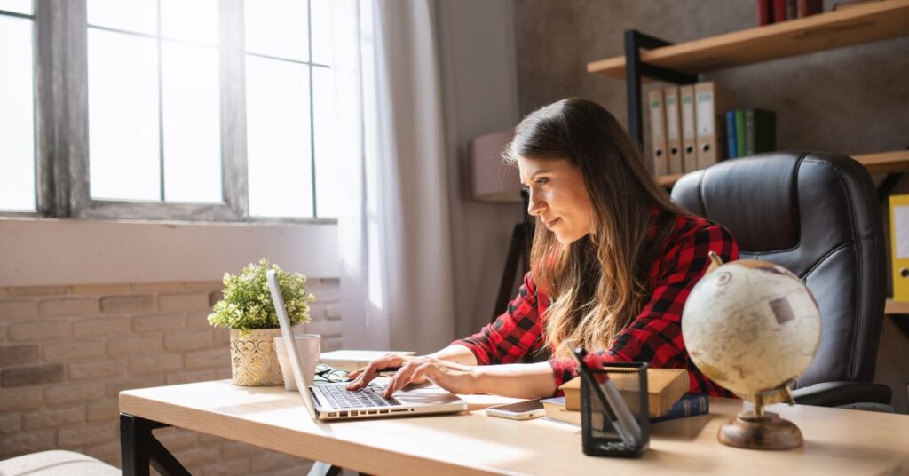 Crea un espacio de teletrabajo eficiente en casa con consejos sobre diseño, mobiliario, tecnología y buenas prácticas para mejorar tu productividad.