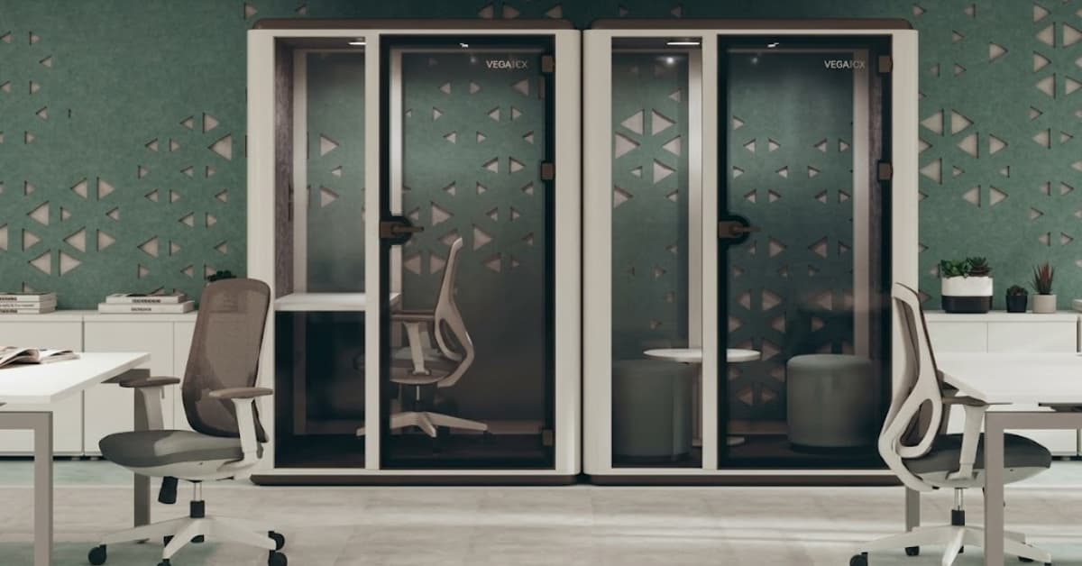 Cabinas acústicas para oficina instaladas en un espacio de trabajo abierto para llamadas, reuniones y tareas de concentración.